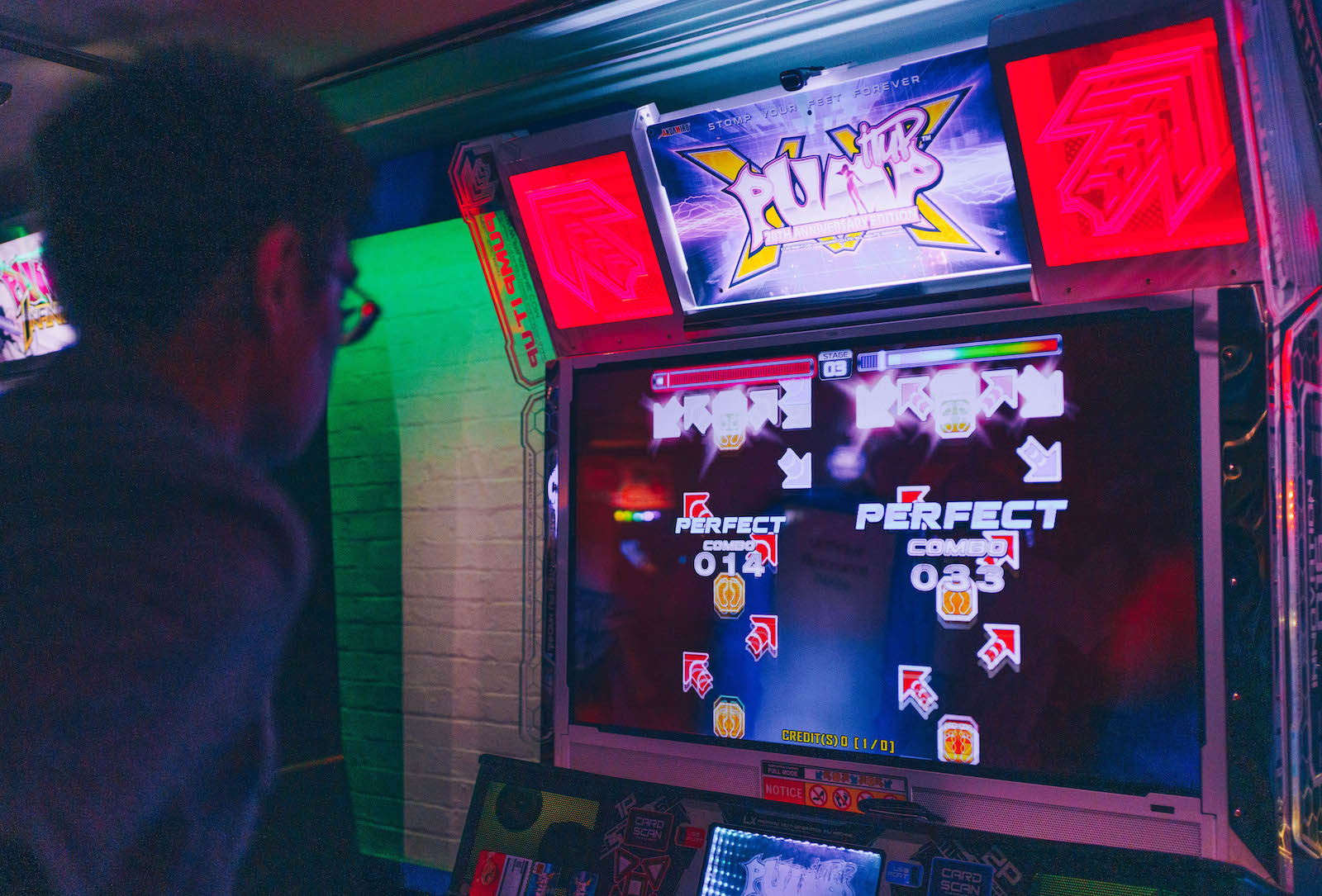 Enthusiastic arcade gamer mid-performance