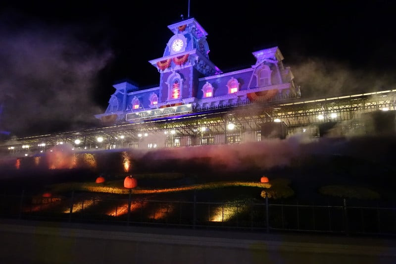 Mickey's Not-So-Scary Halloween Party Ambiance