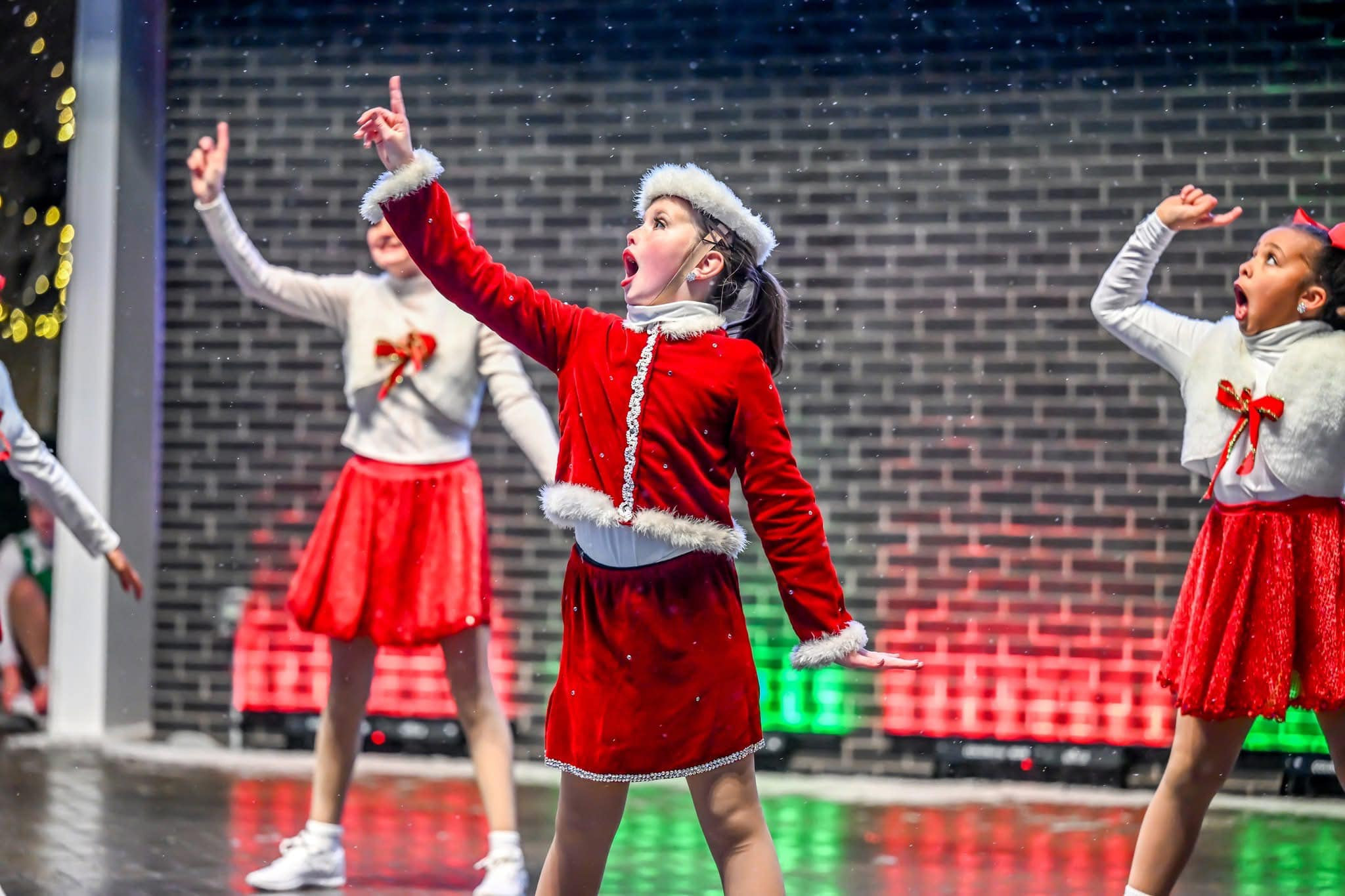 ten-dance.com supports the dance community by providing resources, connecting dancers with opportunities, and fostering a sense of community.