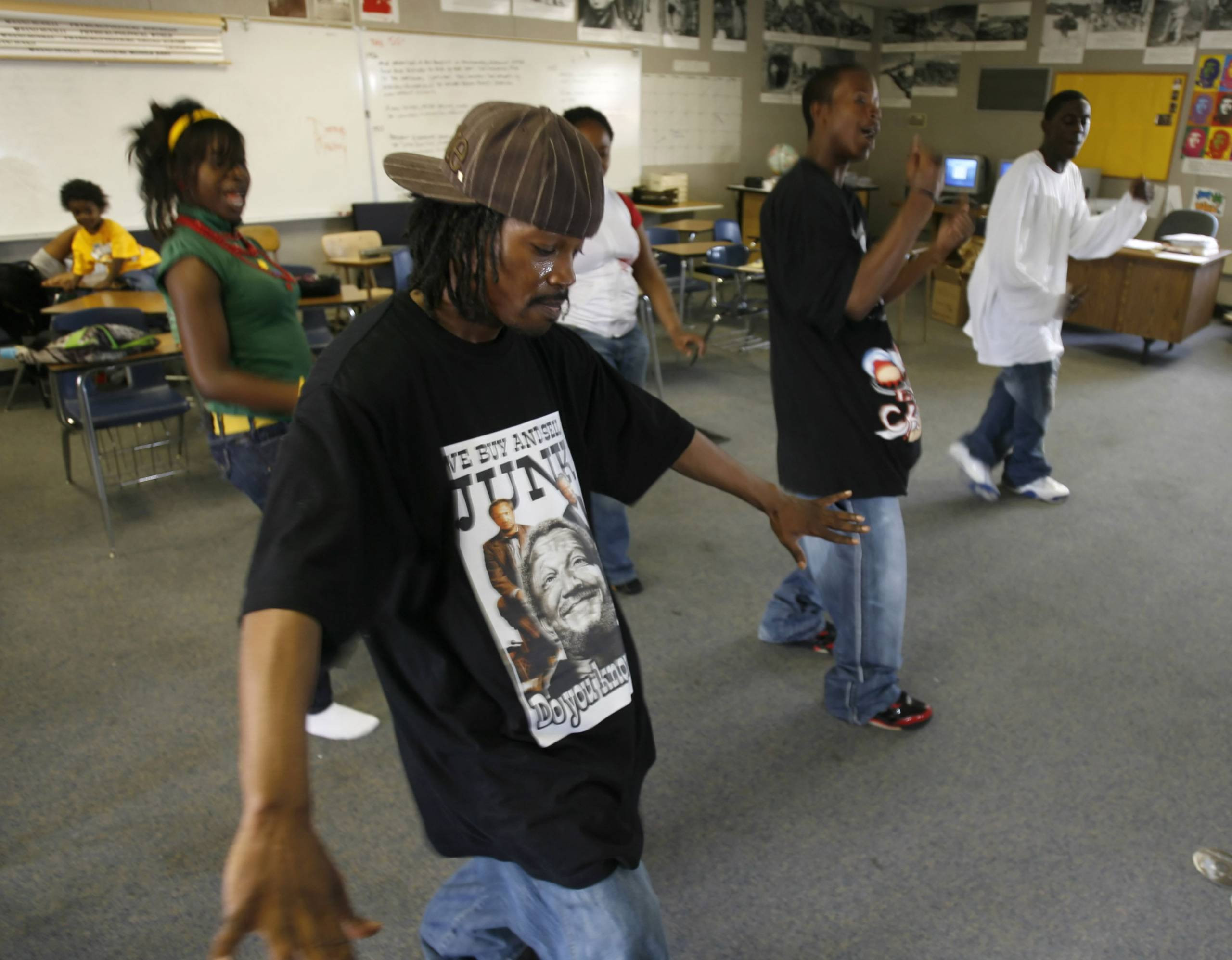 Jeriel Bey teaches turf dance techniques to students at Berkeley High School in 2007